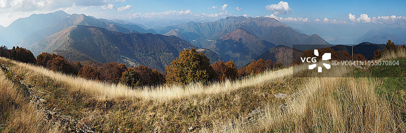 从斯帕拉韦拉山观看坎诺比纳山谷和马焦雷湖全景图片素材