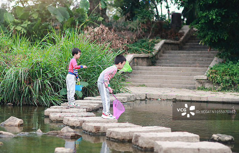 儿童在小溪边钓鱼图片素材