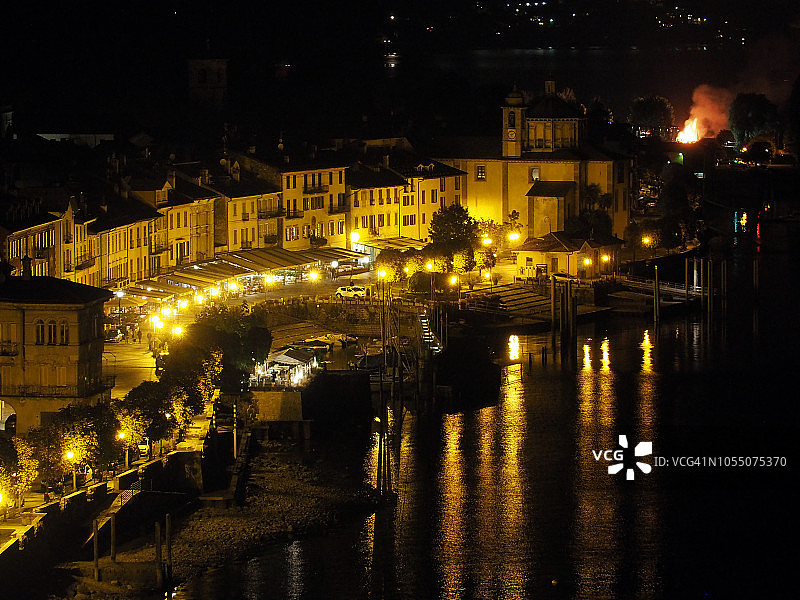 马焦雷湖坎诺比奥湖畔的篝火图片素材