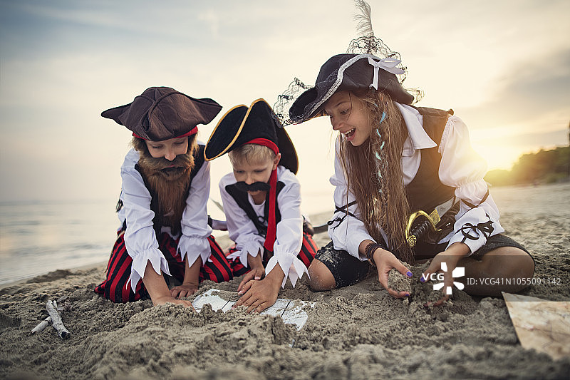 儿童海盗挖掘宝藏图片素材