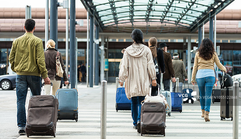 携带行李箱的乘客图片素材