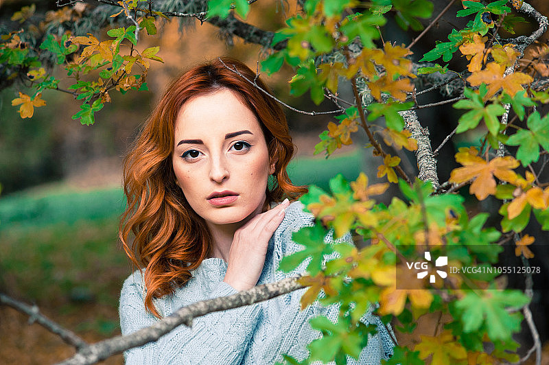 秋日场景中的红发女孩图片素材