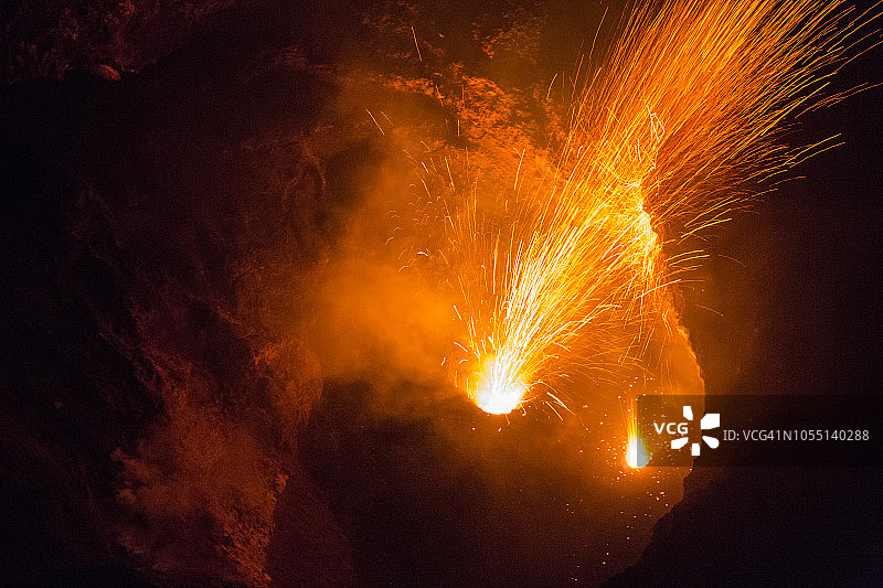 熔岩喷发：汤加托富阿岛的火山口图片素材