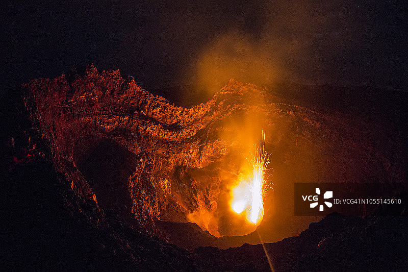 汤加托富阿岛火山口的熔岩飞溅图片素材