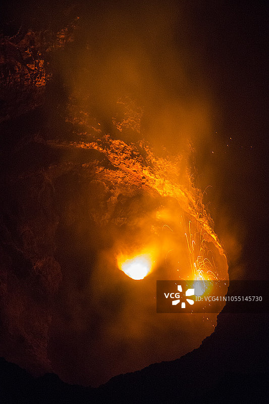 汤加托富阿岛火山口的熔岩飞溅图片素材
