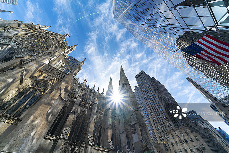 阳光穿过纽约曼哈顿圣帕特里克大教堂图片素材