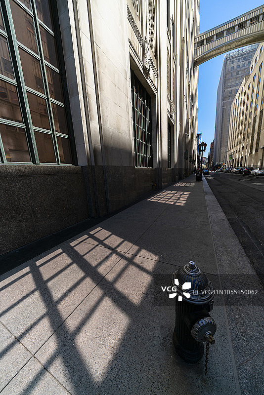 4月22日，阳光在纽约曼哈顿中城瑞士信贷大厦的街道上投下窗户的影子图片素材