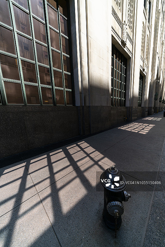 4月22日，阳光在纽约曼哈顿中城瑞士信贷大厦的街道上投下窗户的影子图片素材