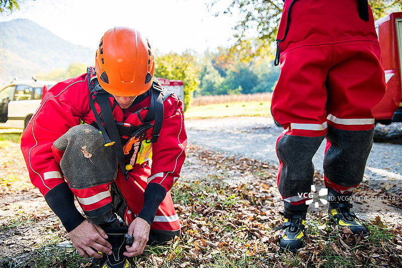 消防员身穿潜水服准备在河边进行救援图片素材