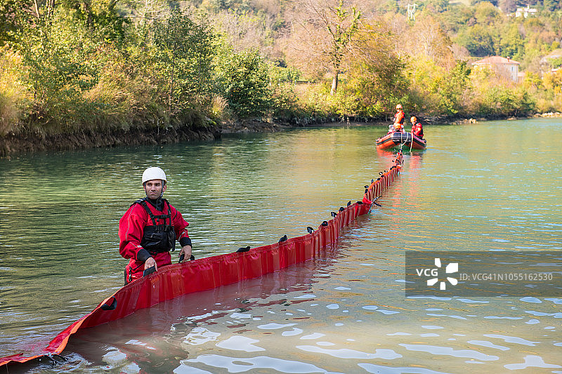 河流上的水坝建设 - 船只救援行动，石油泄漏图片素材