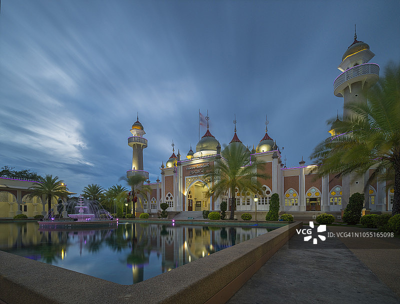 夕阳下的北大年公共中央清真寺，斋月祈祷图片素材