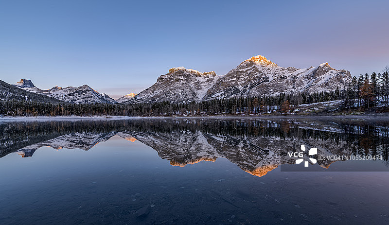 金色上衣图片素材