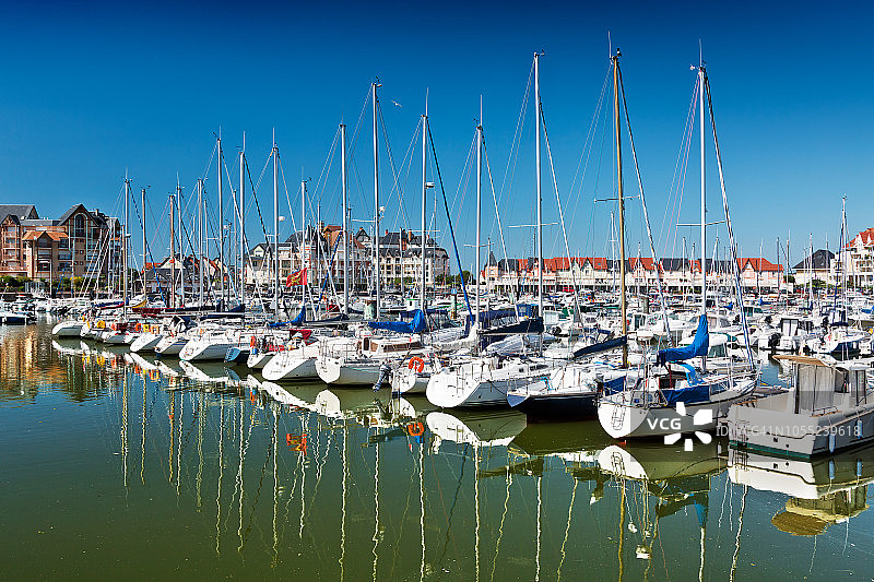 法国滨海迪沃Port Guillaume码头的帆船图片素材