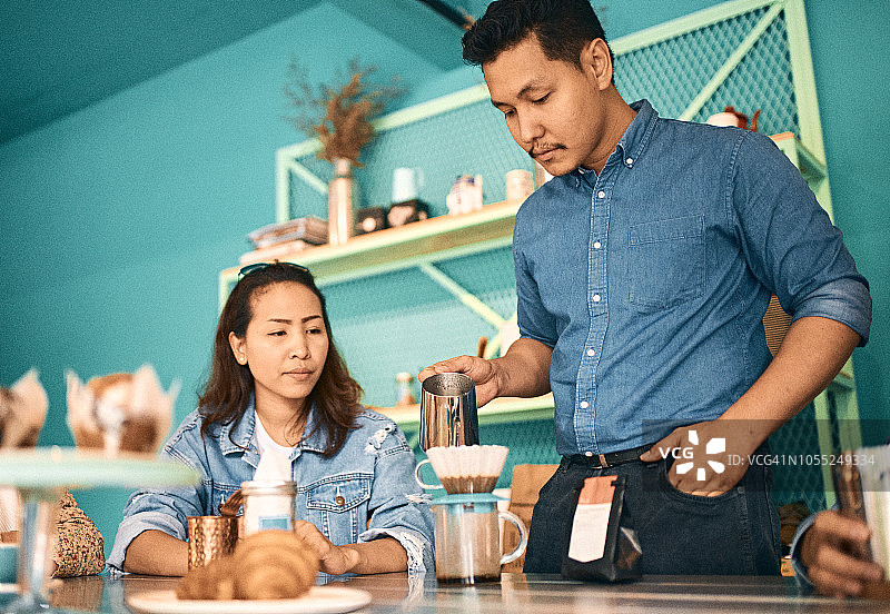 快乐的亚洲游客在曼谷喝咖啡吃甜点图片素材