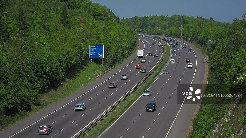 高速公路弯道上的繁忙交通图片素材
