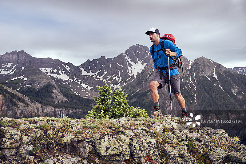 在美国科罗拉多州斯内菲尔斯山徒步的男人图片素材