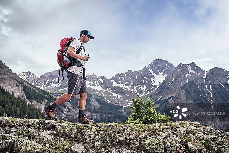 在美国科罗拉多州斯内菲尔斯山徒步的男人图片素材