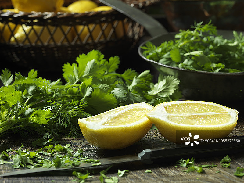 半个柠檬和切碎的欧芹图片素材