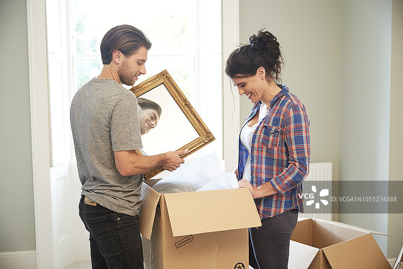 情侣将镜子装入纸板箱图片素材