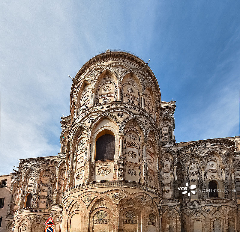 意大利西西里巴勒莫蒙雷阿莱大教堂后殿上的阿拉伯风格建筑细节图片素材