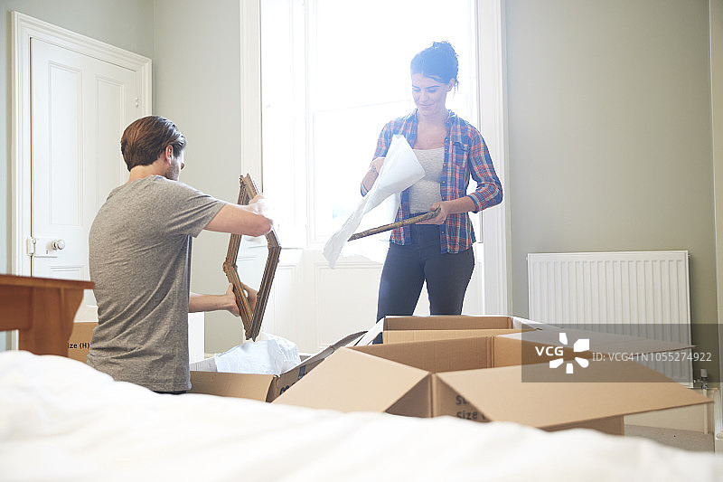 情侣将镜子装入纸板箱图片素材