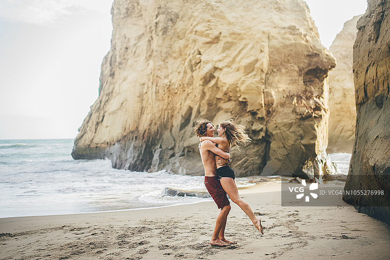 情侣在厄瓜多尔马纳比卡诺阿海滩游玩图片素材