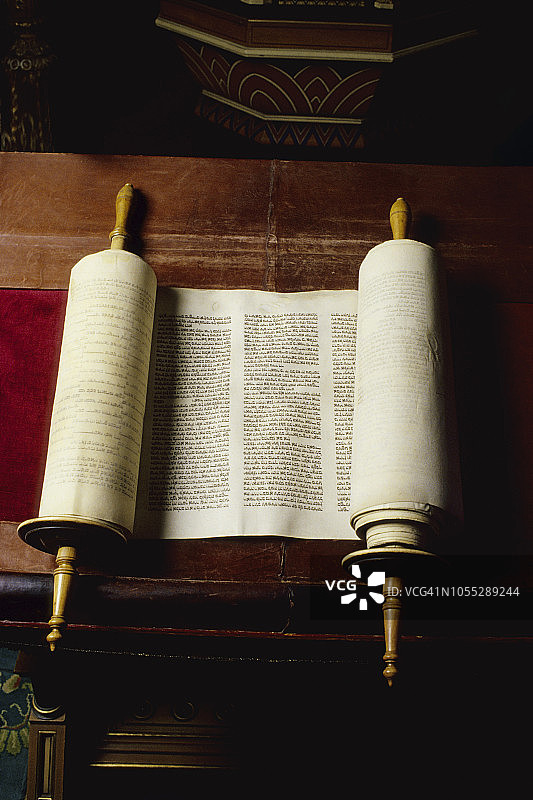 犹太教堂里的《妥拉》经卷图片素材