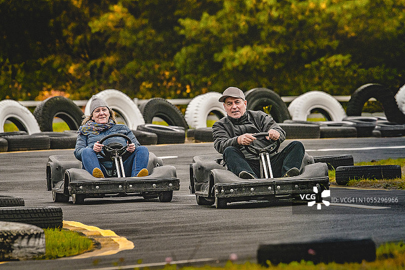 卡丁车赛道、男人和女人图片素材