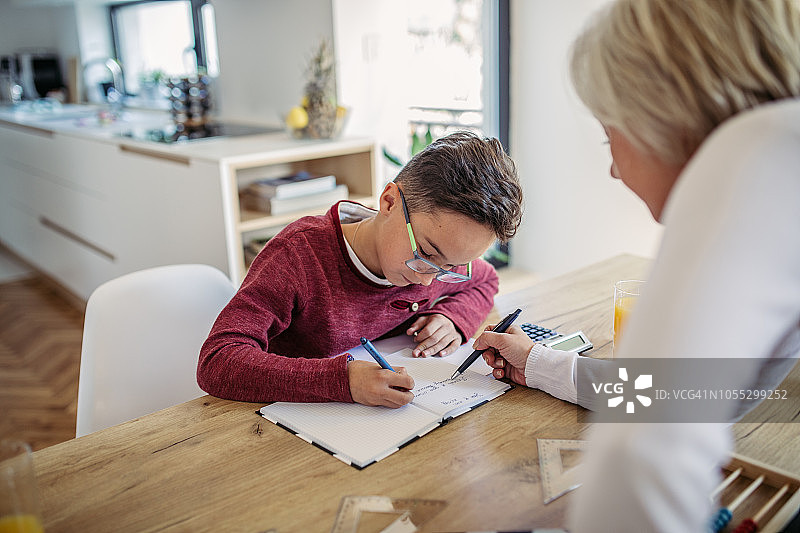 母亲和孩子一起做作业图片素材