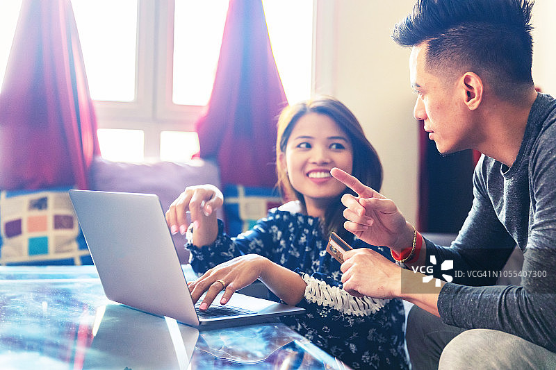 夫妻讨论信用卡支出图片素材