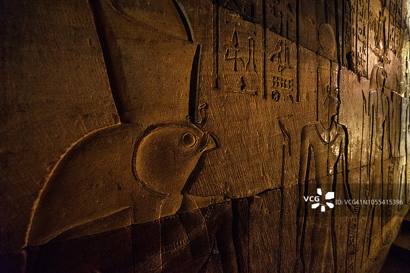 埃及埃德夫神庙荷鲁斯与奥西里斯石雕遗址图片素材