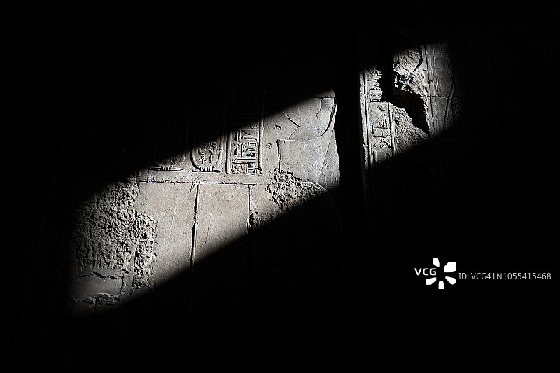 埃及埃德夫神庙荷鲁斯与奥西里斯石雕遗址图片素材