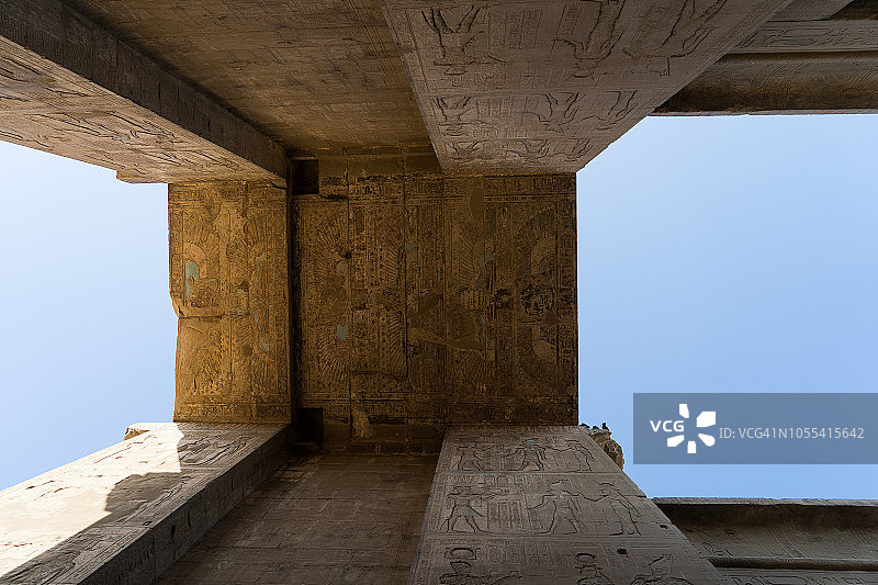 埃及埃德夫神庙荷鲁斯与奥西里斯石雕遗址图片素材