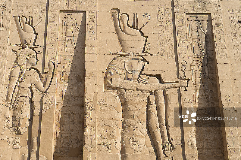 埃及埃德夫神庙荷鲁斯与奥西里斯石雕遗址图片素材