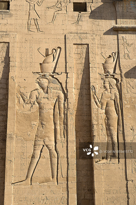 埃及埃德夫神庙荷鲁斯与奥西里斯石雕遗址图片素材