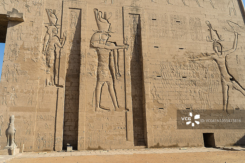 埃及埃德夫神庙荷鲁斯与奥西里斯石雕遗址图片素材