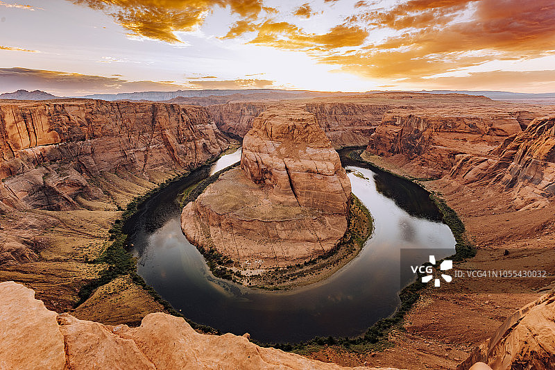 科罗拉多河亚利桑那州马蹄湾日落图片素材