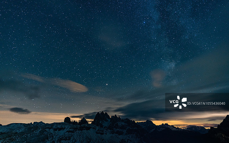 拉瓦雷多三峰山的银河图片素材