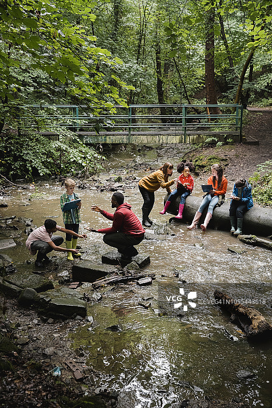 学校旅行中的研究收集图片素材