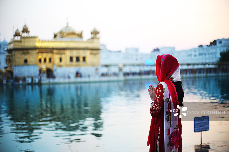 在印度金庙向上帝祈祷的年轻女人图片素材
