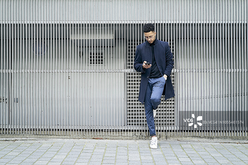 商人使用智能手机图片素材