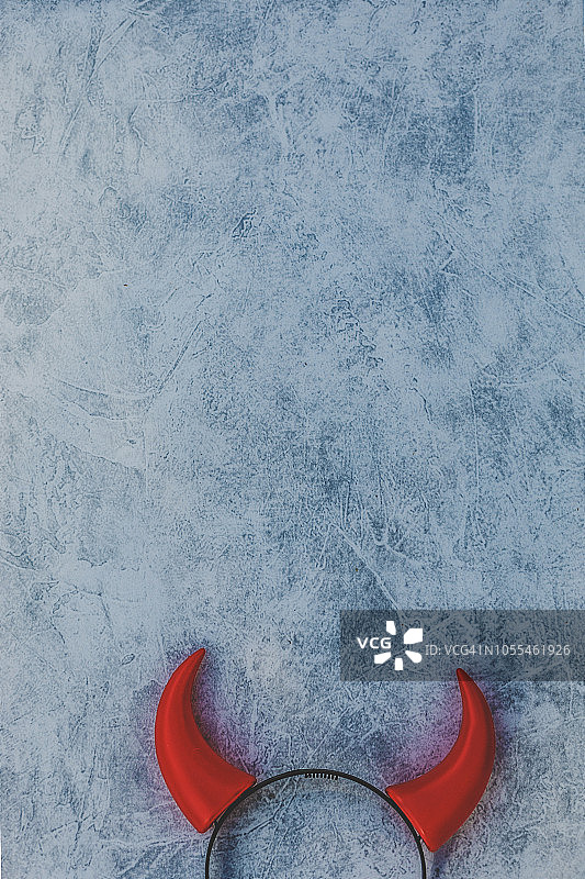 灰色背景下的恶魔角发带顶视图图片素材