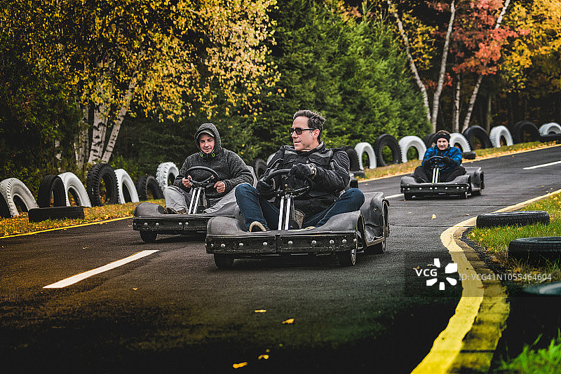 卡丁车赛道、男人和女人图片素材