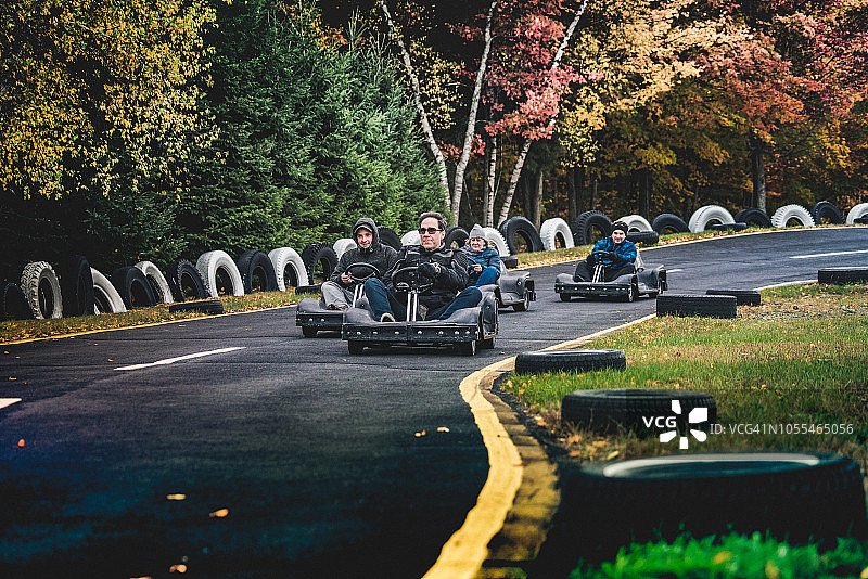 卡丁车赛道、男人和女人图片素材