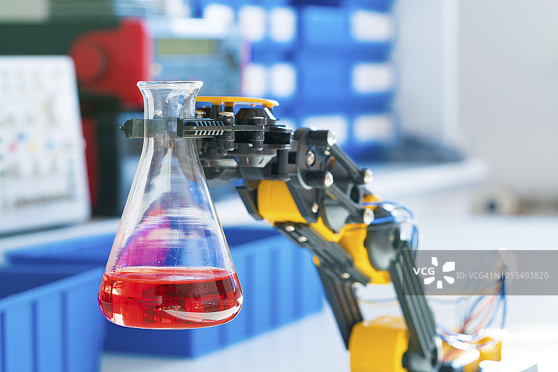 机械臂 holding 烧瓶图片素材