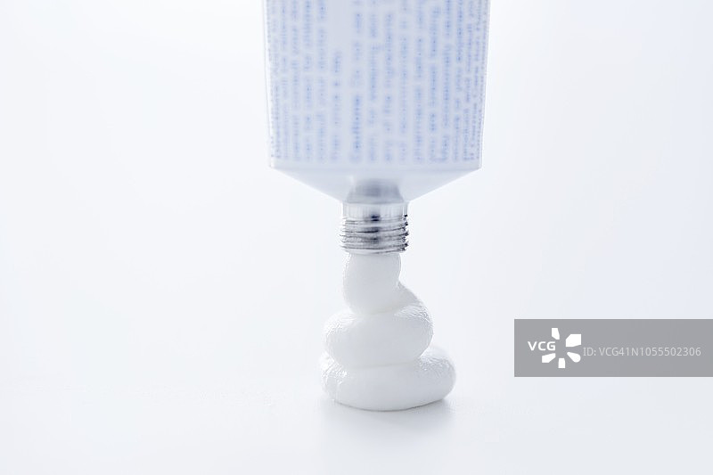 药膏从管中挤出图片素材