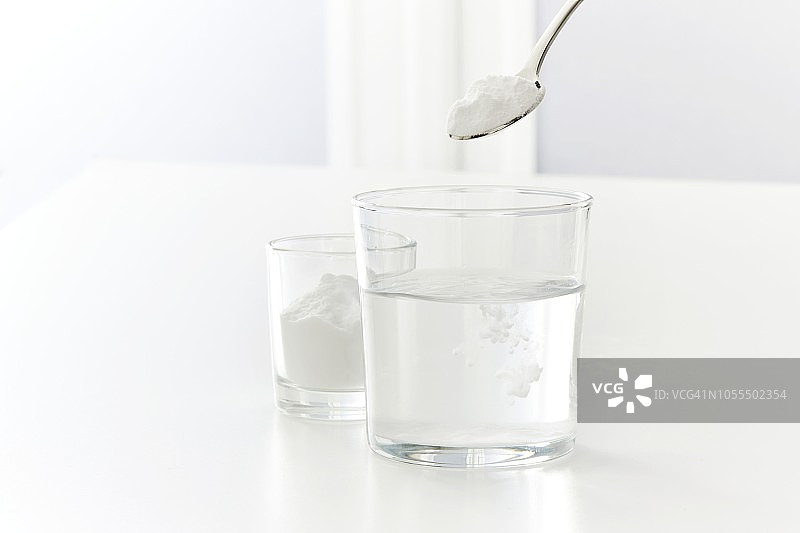 溶解在水中的小苏打图片素材