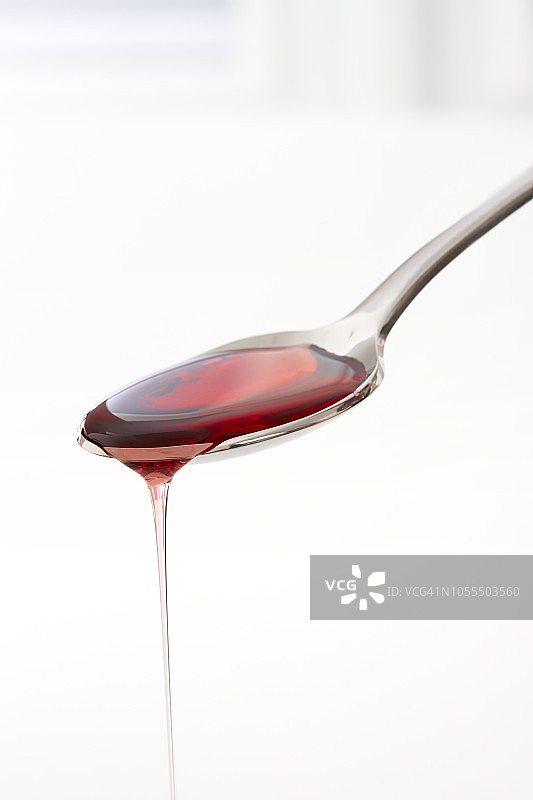 从勺子上滴下来的止咳糖浆图片素材