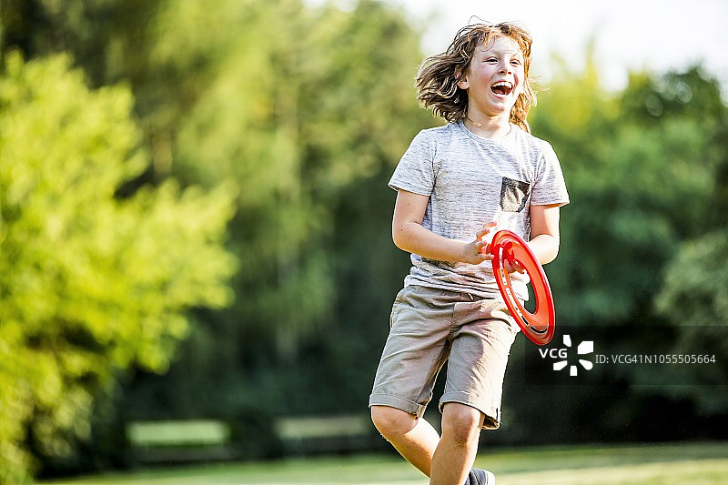 男孩玩飞盘图片素材