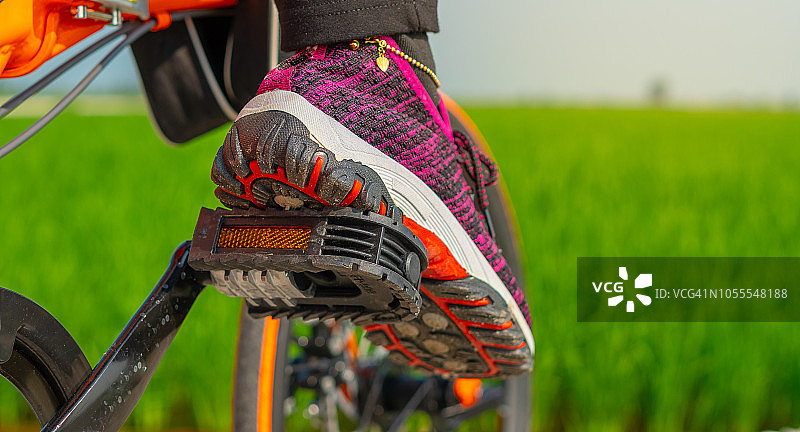 脚踩踏板图片素材